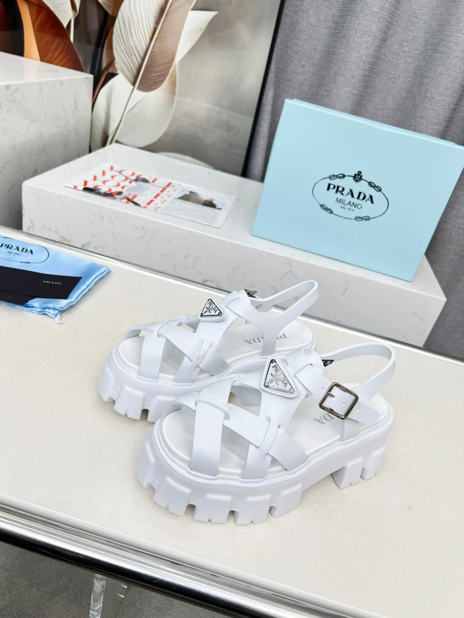👟👟Ex-factory price 460👟👟 prada Roman shoes will definitely make you fall in love with them! The latest spring and summer sawtooth Roman braided thick-soled sandals E64, retro, fashionable and avant-garde gear teeth, 55mm thick-soled soles and uppers, making the whole pair of shoes light and comfortable. Bright colors, a variety of choices to satisfy fashionable people of different styles! The iconic metal triangle logo is paired with the shape of ancient beach sandals. Every design element is fashionable! Color: black and white Size: 35-41